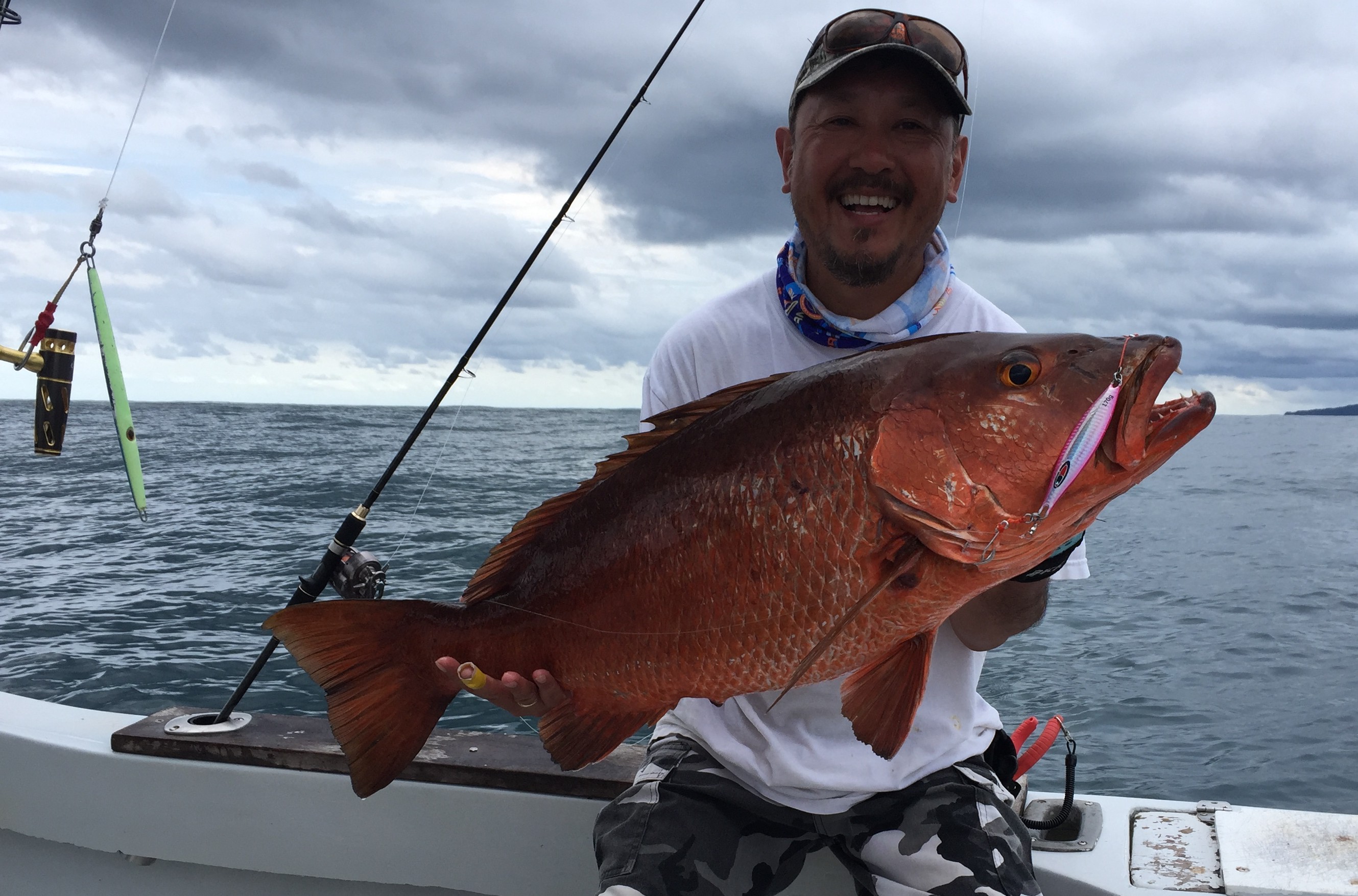 Pierre de PECHE SUD tenant un Cubera Snapper pris avec un Slowman Pink 170g au Costa Rica
